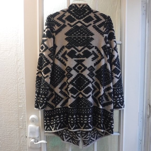 *Lucky Brand Black Geometric on Shiny Beige Top* - Picture 7 of 8